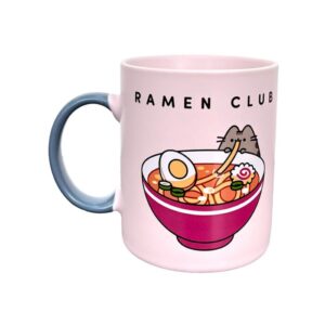 Taza de porcelana Pusheen Ramen Club con ilustración de gato comiendo ramen Taza gatuna Pusheen rosa con asa azul vista frontal Taza de gatos Pusheen apta para microondas y lavavajillas